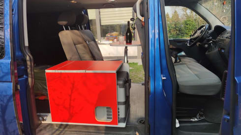 bluesky – vw t5 long wheelbase, free on the road surrounded by a blue sky