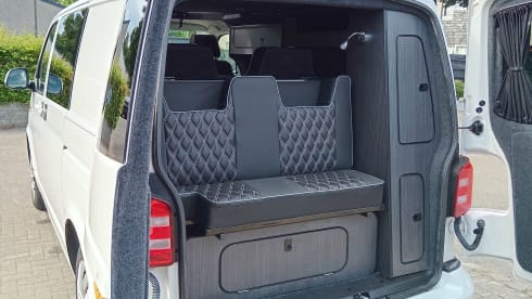 Wee Mags – Immaculate 4 berth 2017 VWT5 Camper
