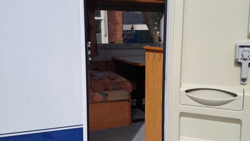 4p Chausson semi-integrated uit 1999