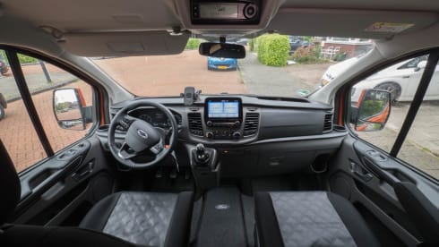 Oranje monster – Compact motorhome with room for five