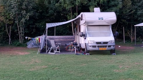 JoEliday – Spacious family camper with oven and air conditioning