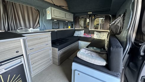 Ronnie Renault – 4 berth Renault Trafic campervan from 2017