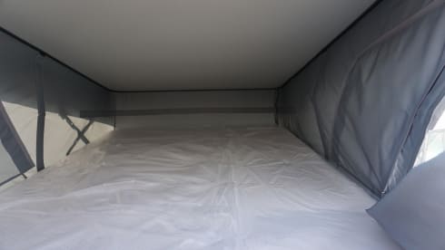 Bus camper with lifting roof