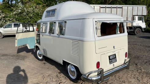 Snowy – 2 berth Volkswagen campervan from 1957