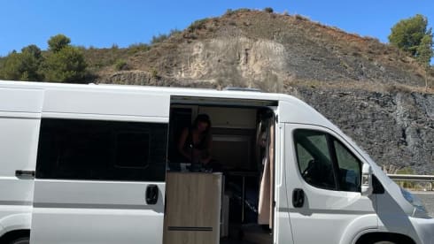 Bowie – Attractive, luxurious, off-grid campervan (incl. all-risk insurance)