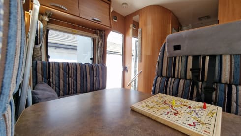 Kaz Camper – Fabulous 6 berth 4 seatbelts with WIFI Chausson alcove (2010)