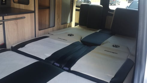 Vanessa – 4 berth Volkswagen T5 campervan 2.5 pdtdi 2007