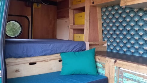 2p Volkswagen bus uit 2011