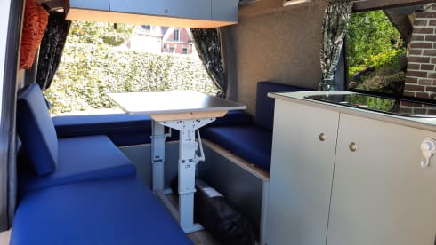 Compact camper van with round seating Volkswagen VW T5 TDI