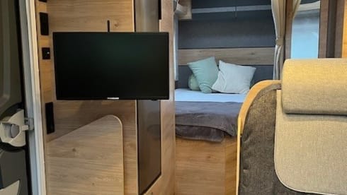 Spacious camper, full option, incl. air conditioning, for up to 4 people. 