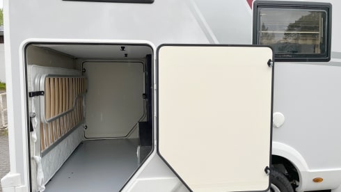 Bavarian Camper 3 – Mega-Raumwunder mit bis zu 8 Betten und großer Heckgarage