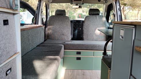 VW Bussy – Volkwagen T5 with outdoor kitchen