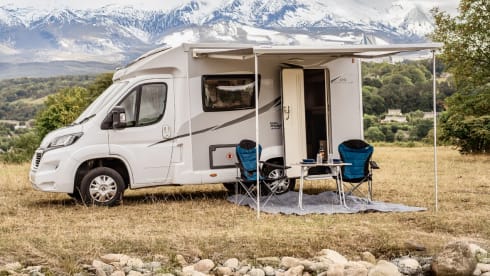 Fun Bus – 2 berth Peugeot semi 2017