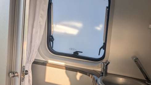 Adriaatje – Adria Mobil Wohnmobil für 2 Personen aus dem Jahr 2011
