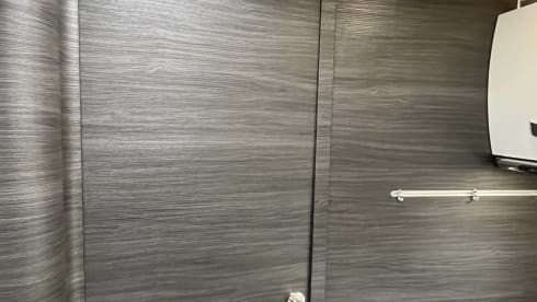 Benimar met queensbed, grote keuken en electrische fietsendrager