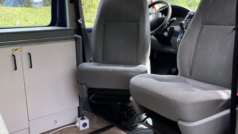 Billy – Cute 4p VW T5 Campervan with pop-up roof and complete equipment