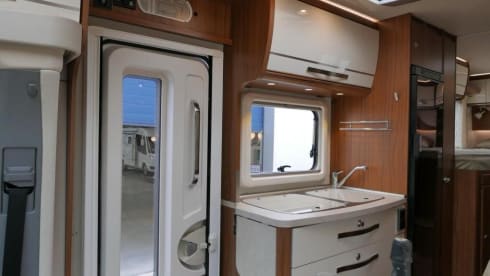 2p Mercedes-Benz semi-integrated uit 2016