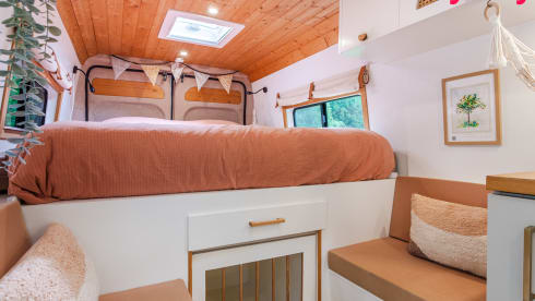 Puck de camperbus  – Zeer complete off-grid zelfbouw camper uit 2019