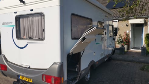 B574 met dubbele bodem  – 4p Top Hymer with good French beds