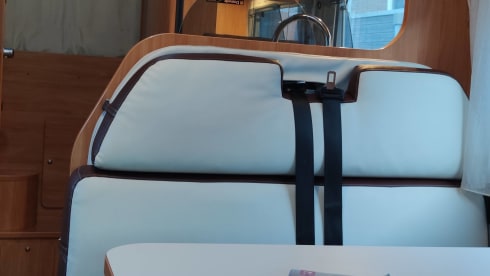 Adriaatje – 6p Adria alcove camper from 2008 The ideal family camper