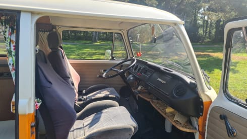 2p Volkswagen campervan uit 1969