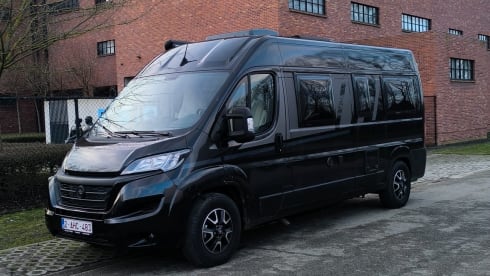 Zwarte camperbus – 2p Carado bus uit 2025