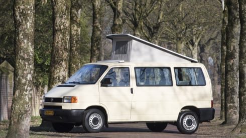 Desert - Cozy and robust VW T4 multivan with lifting roof