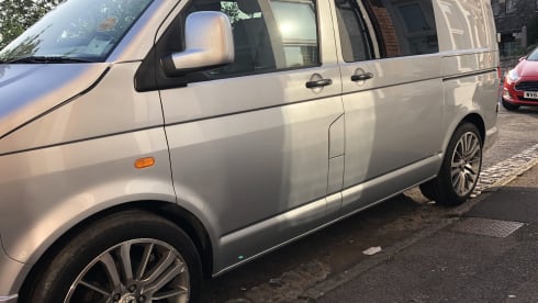 Joshua – 2 berth Volkswagen bus from 2006