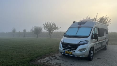 Very luxurious camper, 5.99 m, automatic, 2 length beds