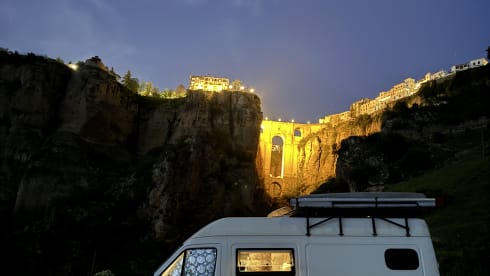 Bob – Funky 2-person off-grid sprinter with fixed bed