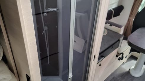 Kampergeluk – Beleef jouw uniek avontuur met onze 4-persoons automaat camper