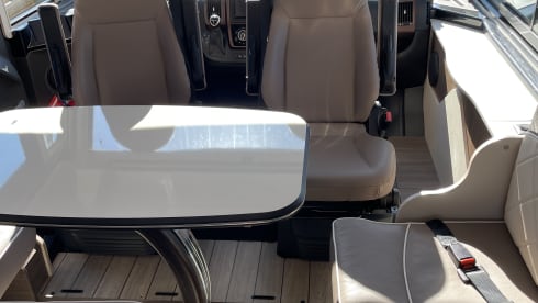 Modest – 5p McLouis Carat 873g integrated camper from 2021