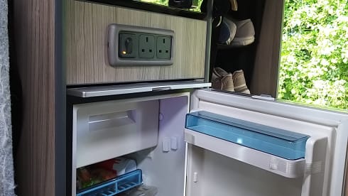 Silver Shadow – 4+ Berth Toyota Hi-Ace
