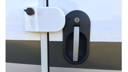 Modern Camper, automatic with air conditioning, TV and bicycle lift💪 fully equipped!