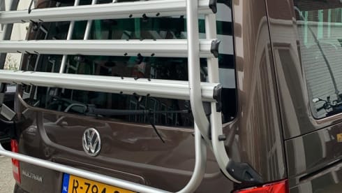 Bruintje – 4p Volkswagen campervan uit 2013