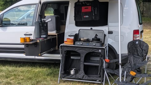 Callie the Caddy – Off-Grid 4x4 van. Insurance included!