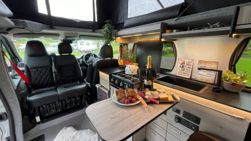 Van Damme – Renault traffic LWB luxury campervan ( 2 adults & pet friendly  )