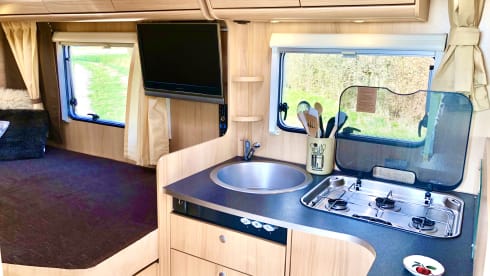 Very nice and complete spacious family camper for 2-4 persons