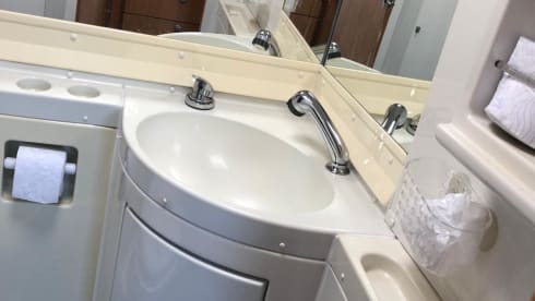 Very neat, reliable, well-maintained 6-person family camper