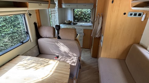 De Comfort Cruiser – Your Own Home on Wheels! Luxurious, Spacious and Reliable Hymer Alcove Camper