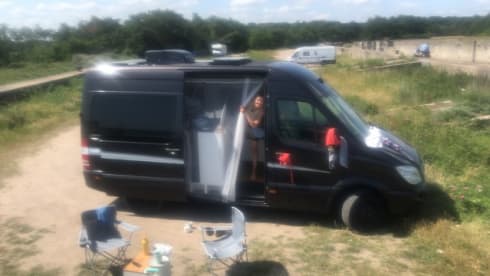 Bruce – Off-grid Mercedes-Benz camper!