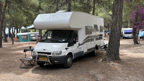 Alkoof King –  Fully equipped 6p camper with roof air conditioning and automatic leveling system