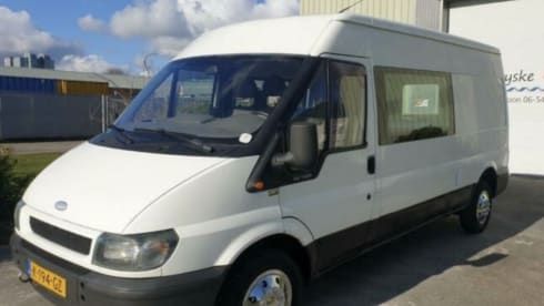 Betsy – Bus camper with long double bed!