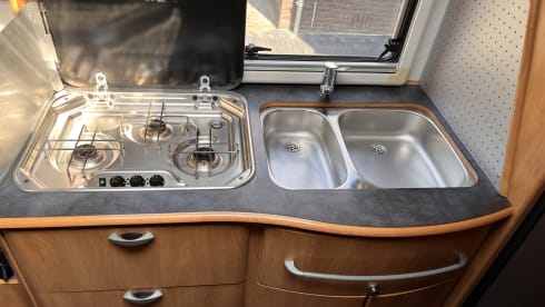 Hymer integraal B644 uit 1999 treinzit en hefbed
