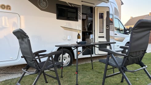 White pearl – 5p Ford semi-integrated uit 2026