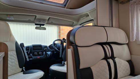 5 belts and 6 berth Fiat AutoRoller 747  year 2021