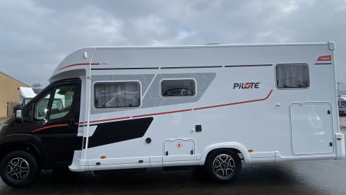 Winding Road – Camper di lusso Pilote P740FGJ del 2026 con 4 posti letto.