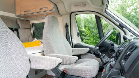 Luxe Hymer buscamper met lengte bedden