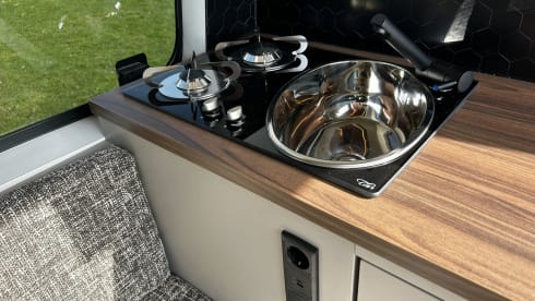 Time Out Campers – 2p Mercedes-Benz bus from 2010