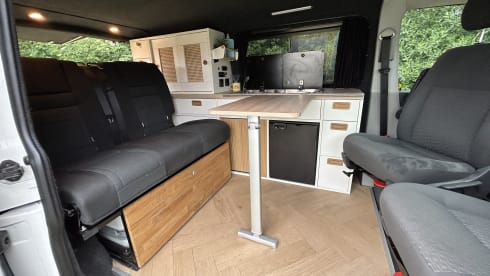Vanny Blue – Luxurious & attractive VW camper Woodpecker - 4p